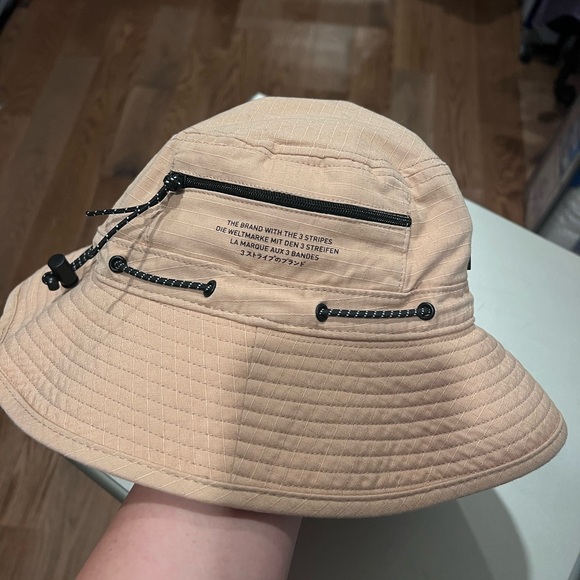 Adidas bucket hat - Picture 7 of 8